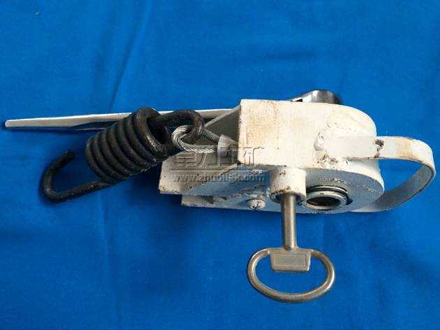 新型開啟定位式鋼絲繩防溜器是我公司研制的專利產品,是在鐵路車輛防溜存在著斷繩、夾繩、鋼絲繩頻繁彎曲,過早疲勞斷裂及維修難,開啟不定位,操作困難,無法更換鋼絲繩等現象、設計出一種新型拉簧式鋼絲繩防溜器。